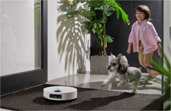 Dreame Aqua10 Ultra Roller Complete Saugroboter hebt Bürste und Wischrolle an um Teppich schnell zu überqueren