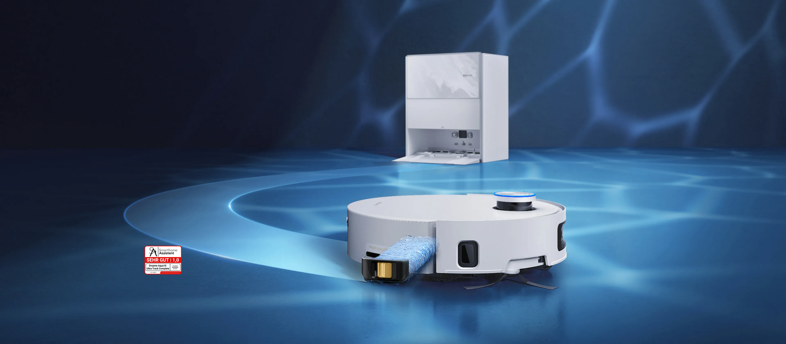 Dreame Aqua10 Ultra Track Saug- und Wischroboter mit Basisstation vor wasserähnlichem Hintergrund